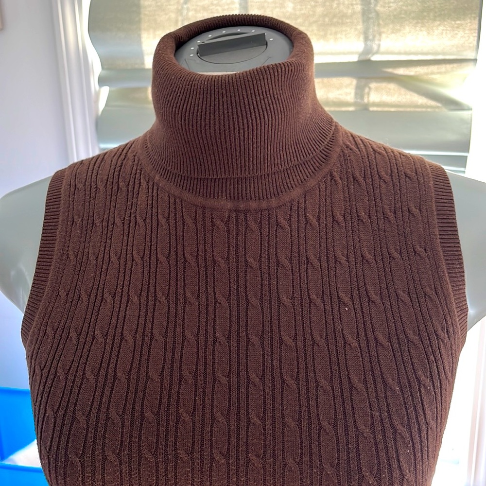 NWOT! Gap Factory Women’s Sleeveless Cable Knit Turtleneck. Brown. Medium.